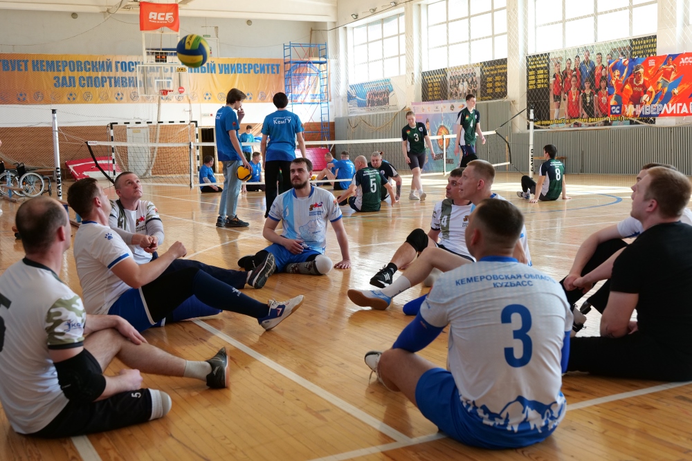 На Онежском рыбоводном заводе выпустили в реку очередную партию мальков кумжи Из…