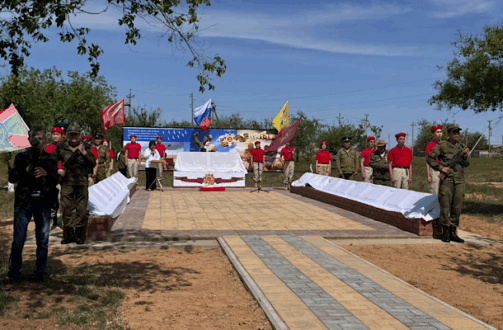 Сегодня в посёлке Привольный Яшкульского района состоялось торжественное открытие мемориального комп