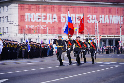 На главной городской площади 9 мая состоялся военный парад